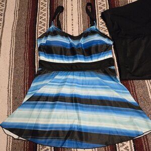 Women's tankini swimsuit, modest two-piece, top and bottom. Size: L